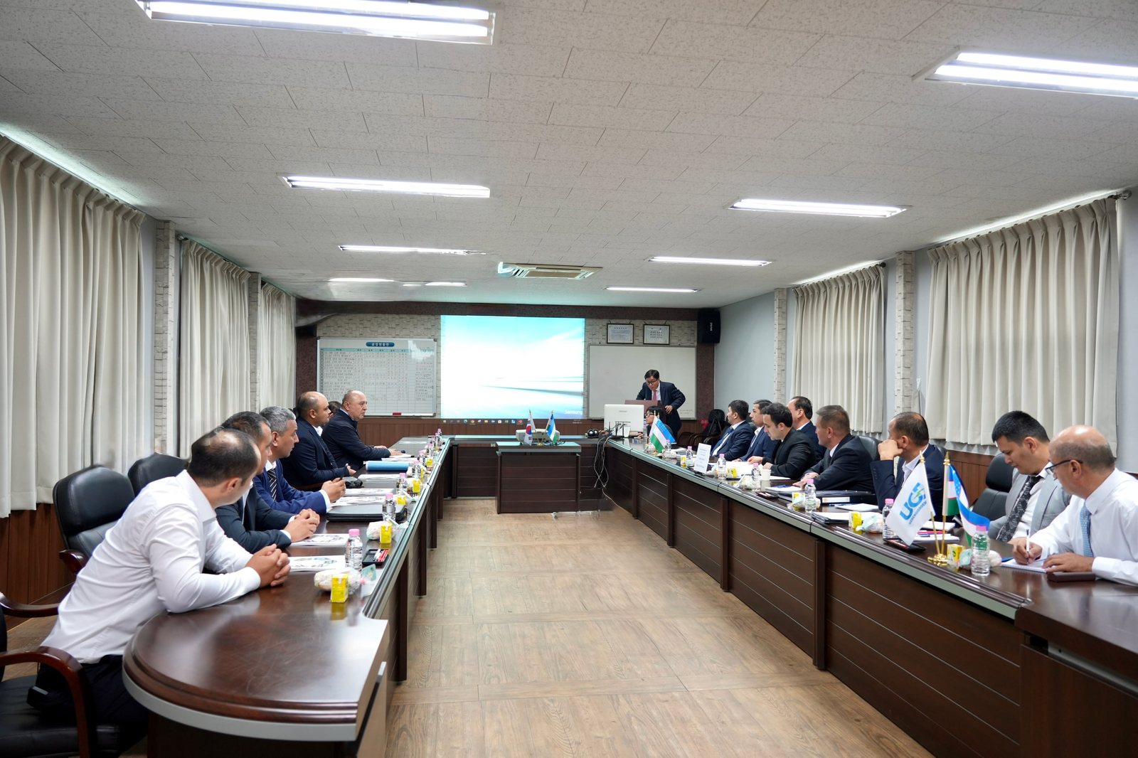 본사 회의실 회사 소개 발표